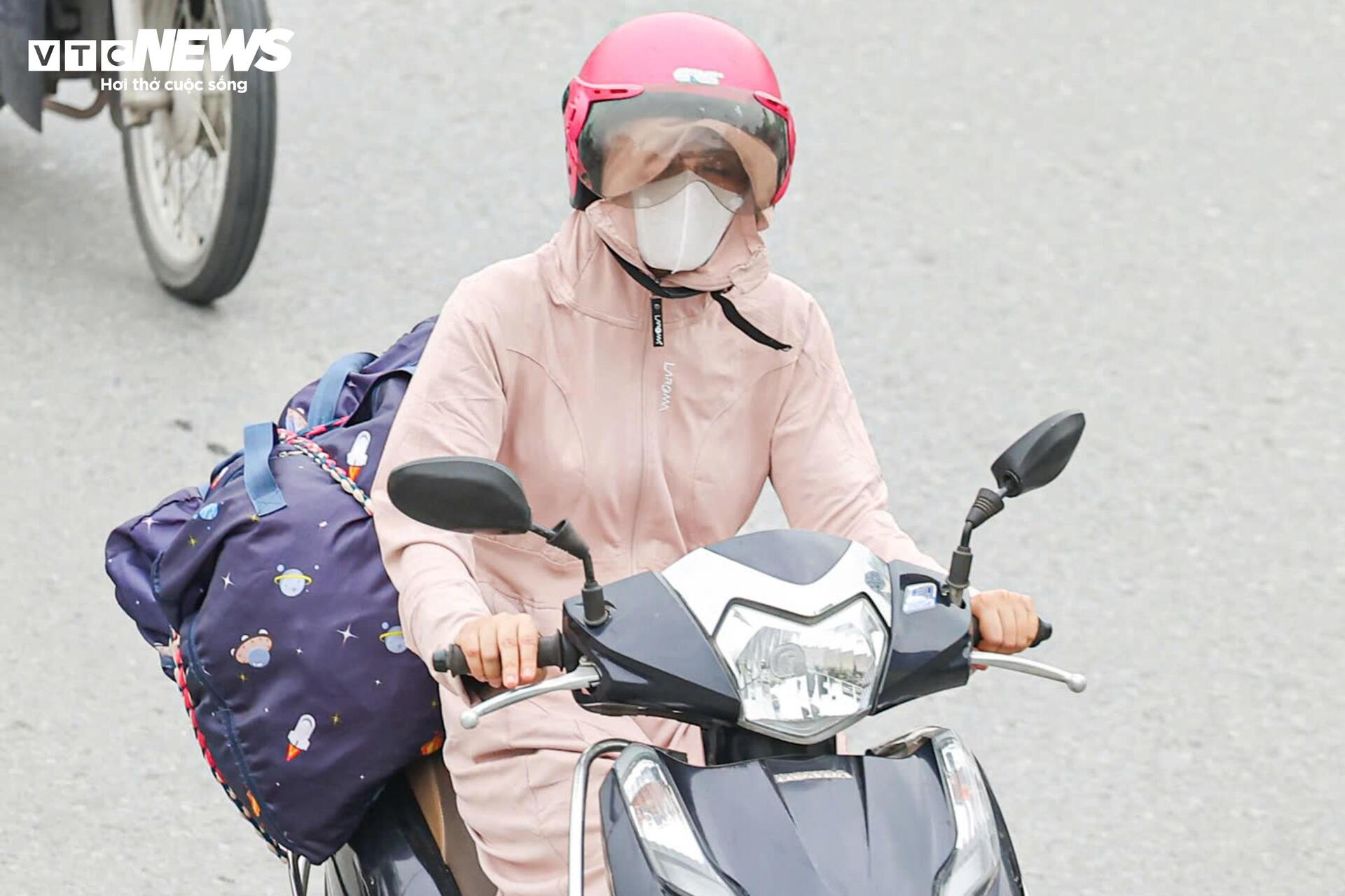 Người d&acirc;n &ugrave;n &ugrave;n rời H&agrave; Nội nghỉ lễ Giỗ Tổ, &ugrave;n tắc giao th&ocirc;ng k&eacute;o d&agrave;i - Ảnh 16.