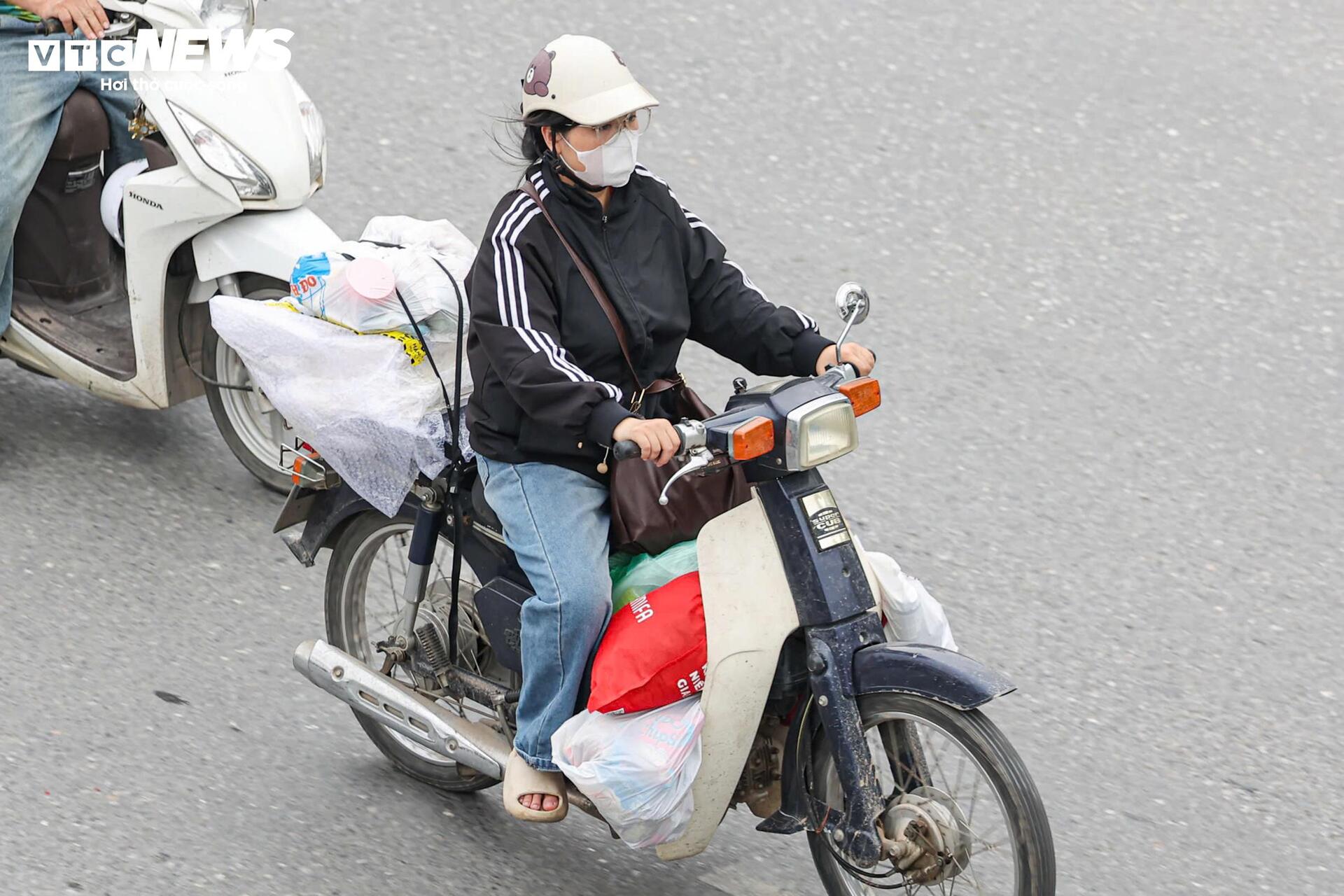 Người d&acirc;n &ugrave;n &ugrave;n rời H&agrave; Nội nghỉ lễ Giỗ Tổ, &ugrave;n tắc giao th&ocirc;ng k&eacute;o d&agrave;i - Ảnh 17.