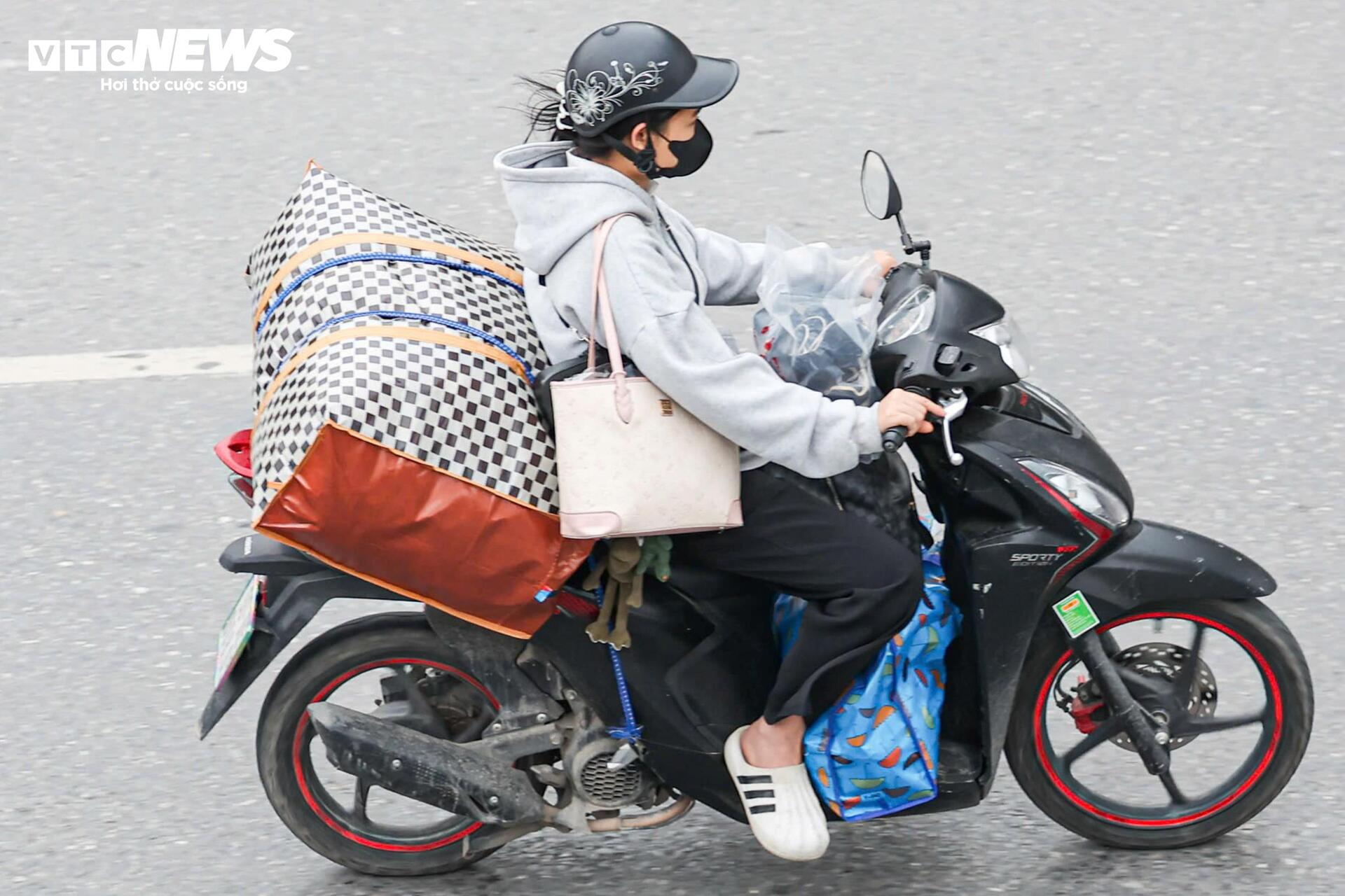 Người d&acirc;n &ugrave;n &ugrave;n rời H&agrave; Nội nghỉ lễ Giỗ Tổ, &ugrave;n tắc giao th&ocirc;ng k&eacute;o d&agrave;i - Ảnh 18.