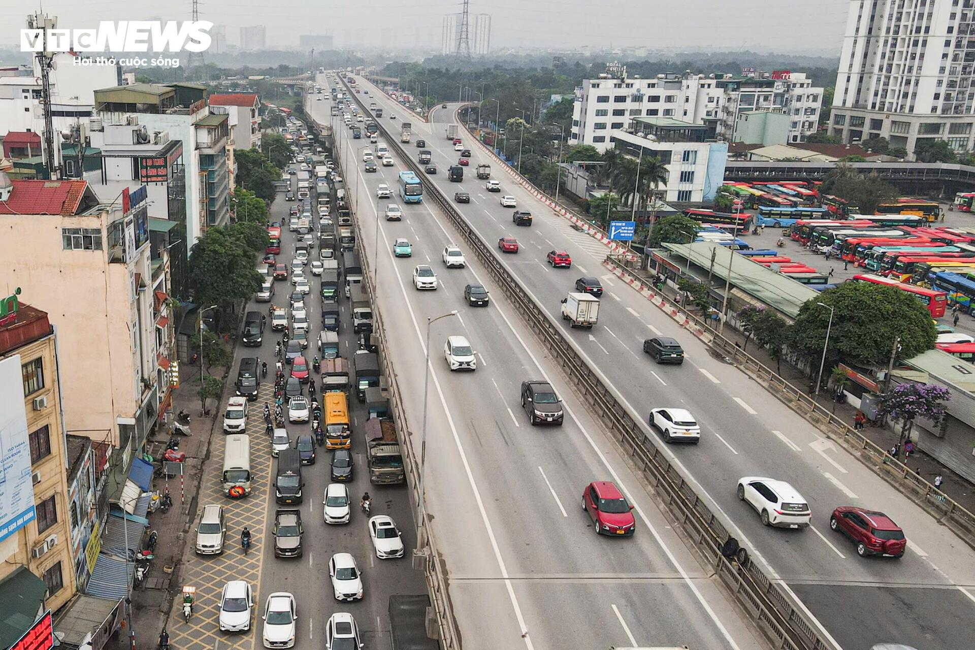 Người d&acirc;n &ugrave;n &ugrave;n rời H&agrave; Nội nghỉ lễ Giỗ Tổ, &ugrave;n tắc giao th&ocirc;ng k&eacute;o d&agrave;i - Ảnh 20.