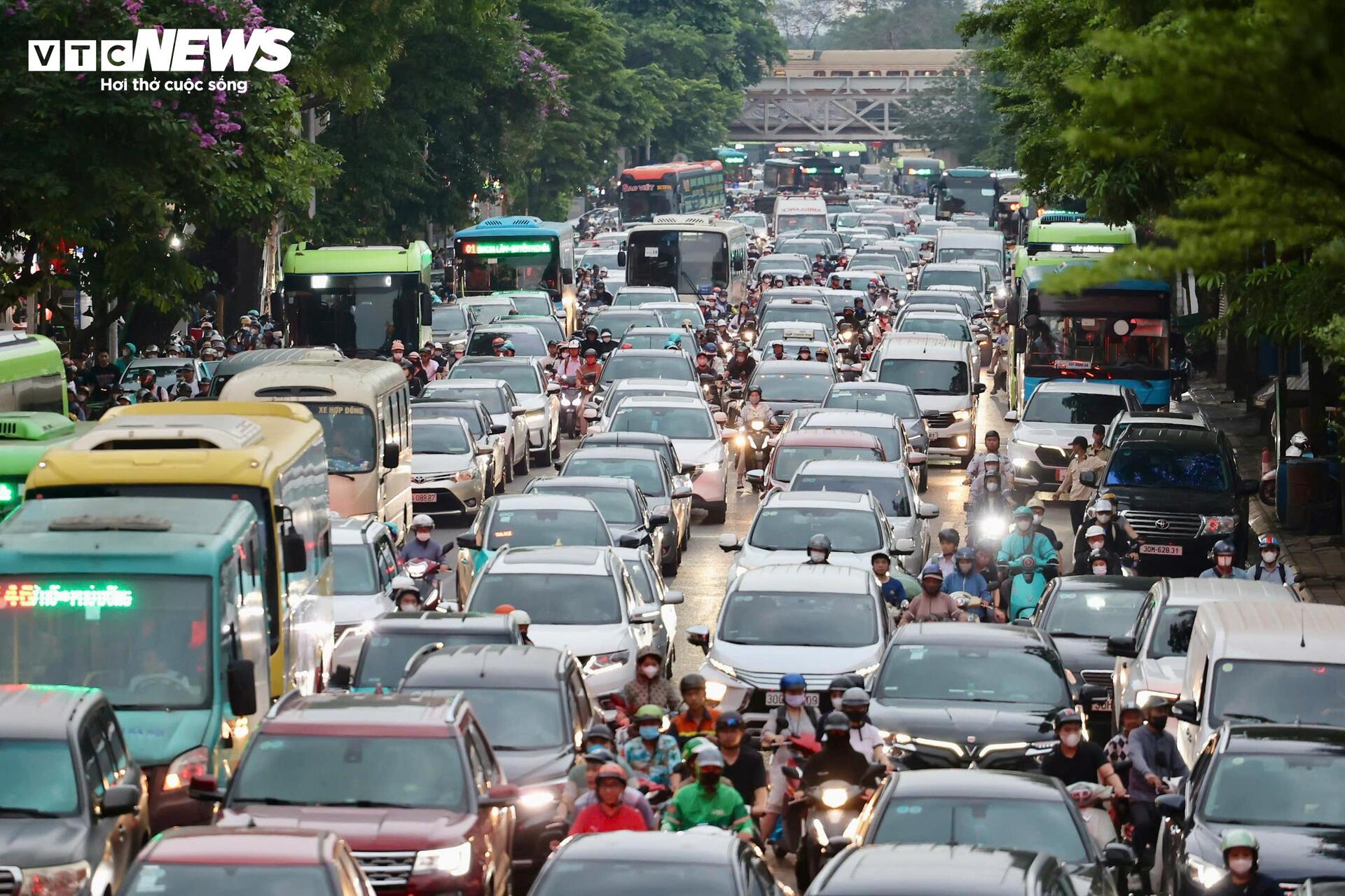 Người d&acirc;n &ugrave;n &ugrave;n rời H&agrave; Nội nghỉ lễ Giỗ Tổ, &ugrave;n tắc giao th&ocirc;ng k&eacute;o d&agrave;i - Ảnh 3.