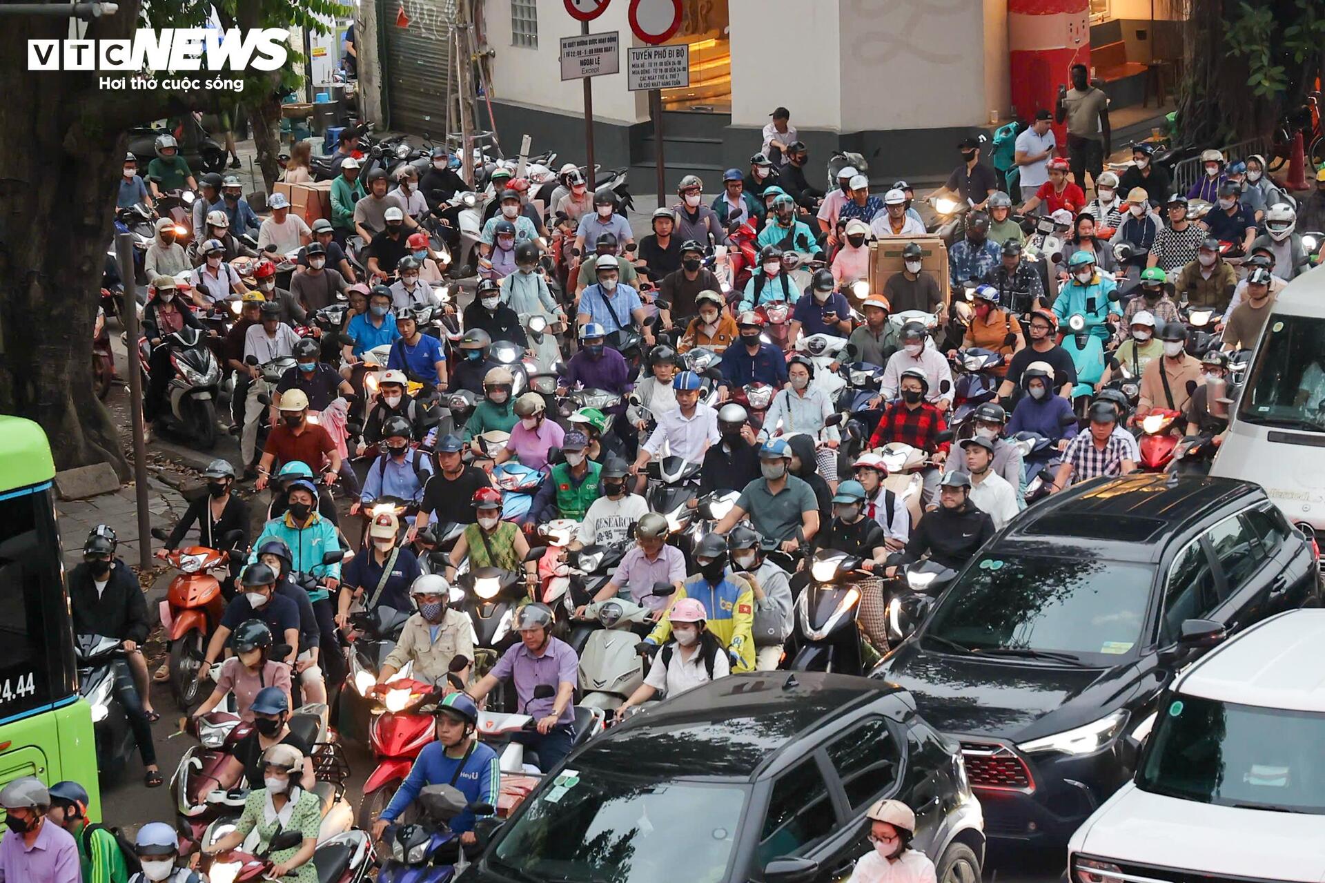 Người d&acirc;n &ugrave;n &ugrave;n rời H&agrave; Nội nghỉ lễ Giỗ Tổ, &ugrave;n tắc giao th&ocirc;ng k&eacute;o d&agrave;i - Ảnh 4.