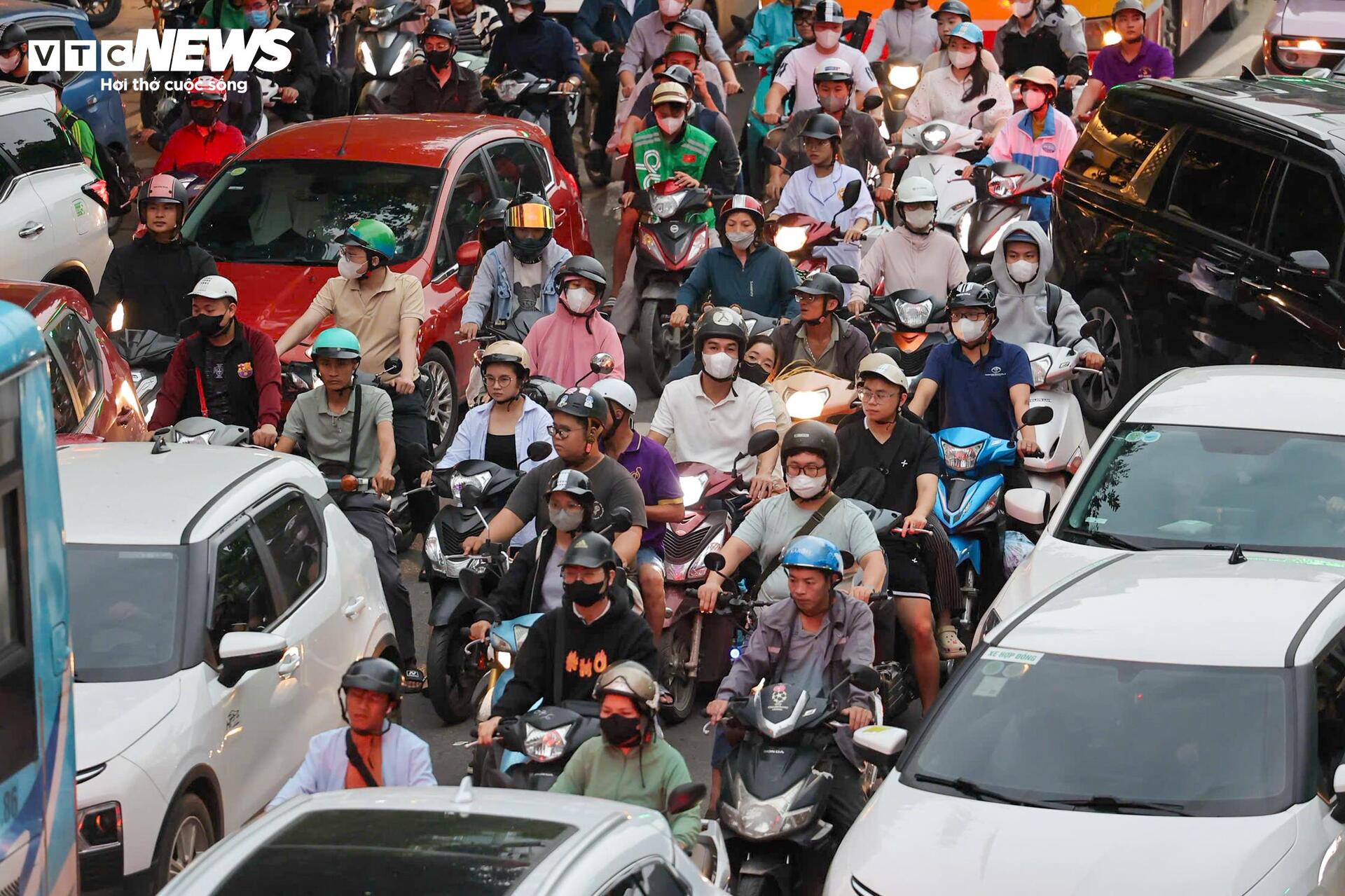 Người d&acirc;n &ugrave;n &ugrave;n rời H&agrave; Nội nghỉ lễ Giỗ Tổ, &ugrave;n tắc giao th&ocirc;ng k&eacute;o d&agrave;i - Ảnh 6.