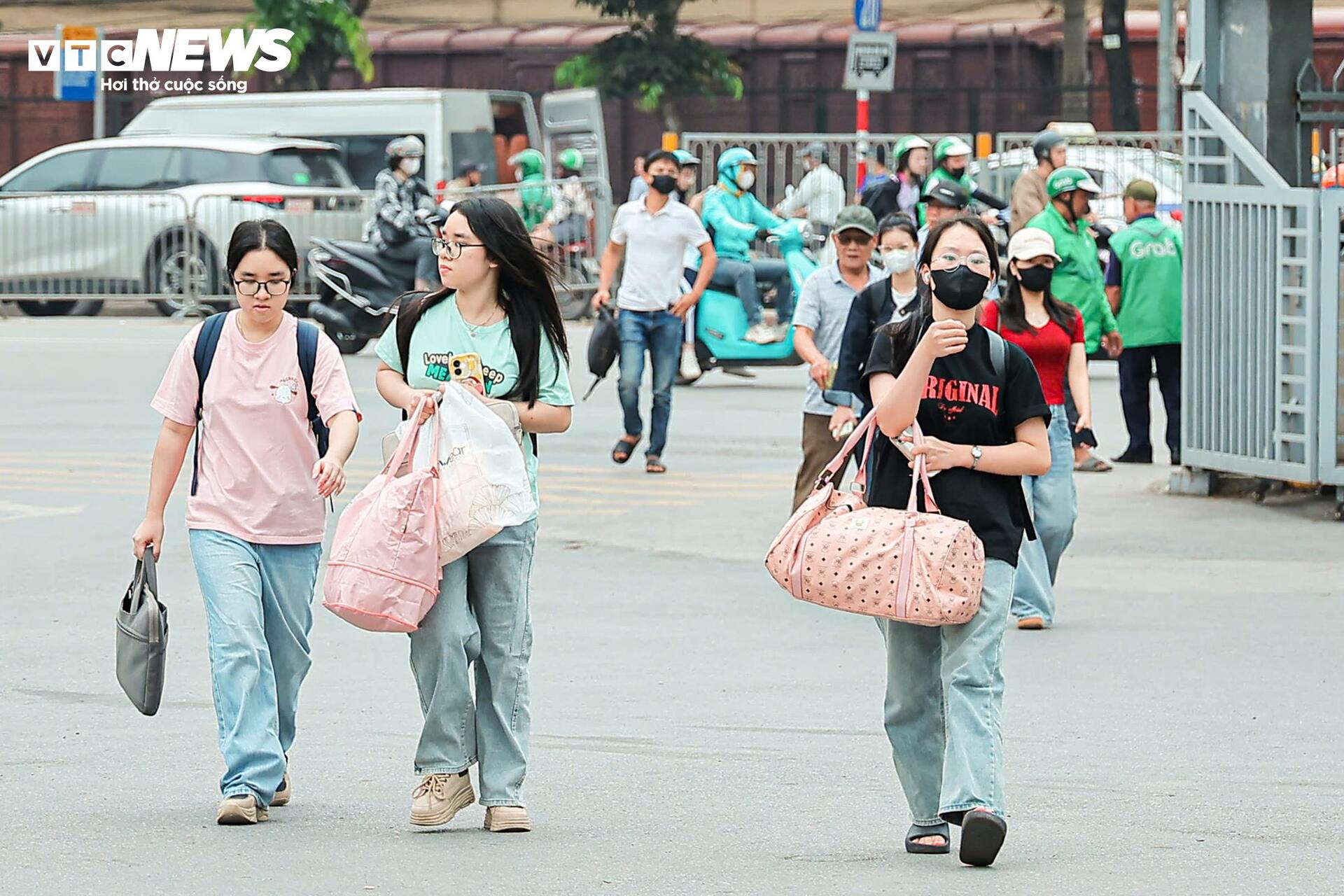 Người d&acirc;n &ugrave;n &ugrave;n rời H&agrave; Nội nghỉ lễ Giỗ Tổ, &ugrave;n tắc giao th&ocirc;ng k&eacute;o d&agrave;i - Ảnh 12.