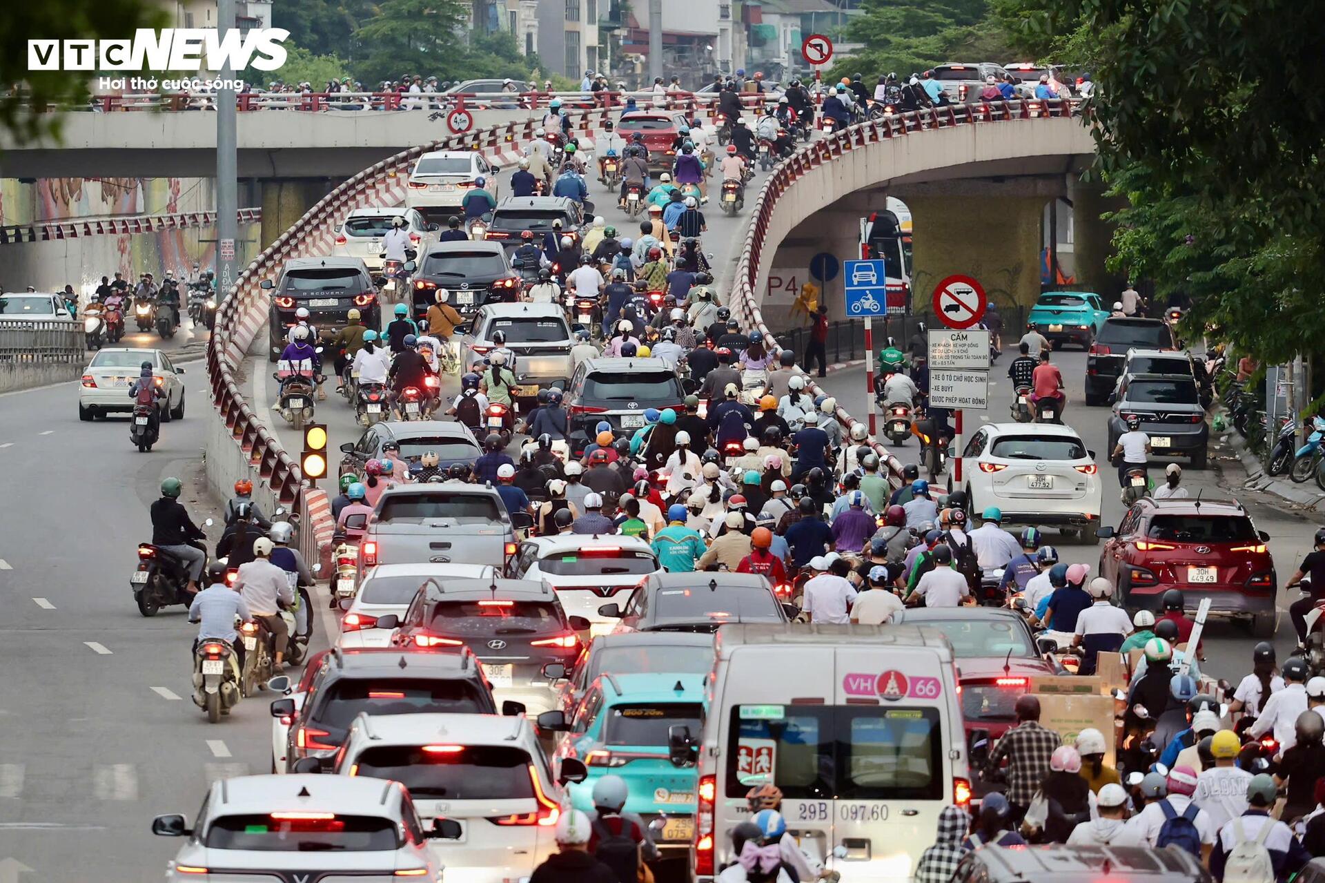 Người d&acirc;n &ugrave;n &ugrave;n rời H&agrave; Nội nghỉ lễ Giỗ Tổ, &ugrave;n tắc giao th&ocirc;ng k&eacute;o d&agrave;i - Ảnh 7.
