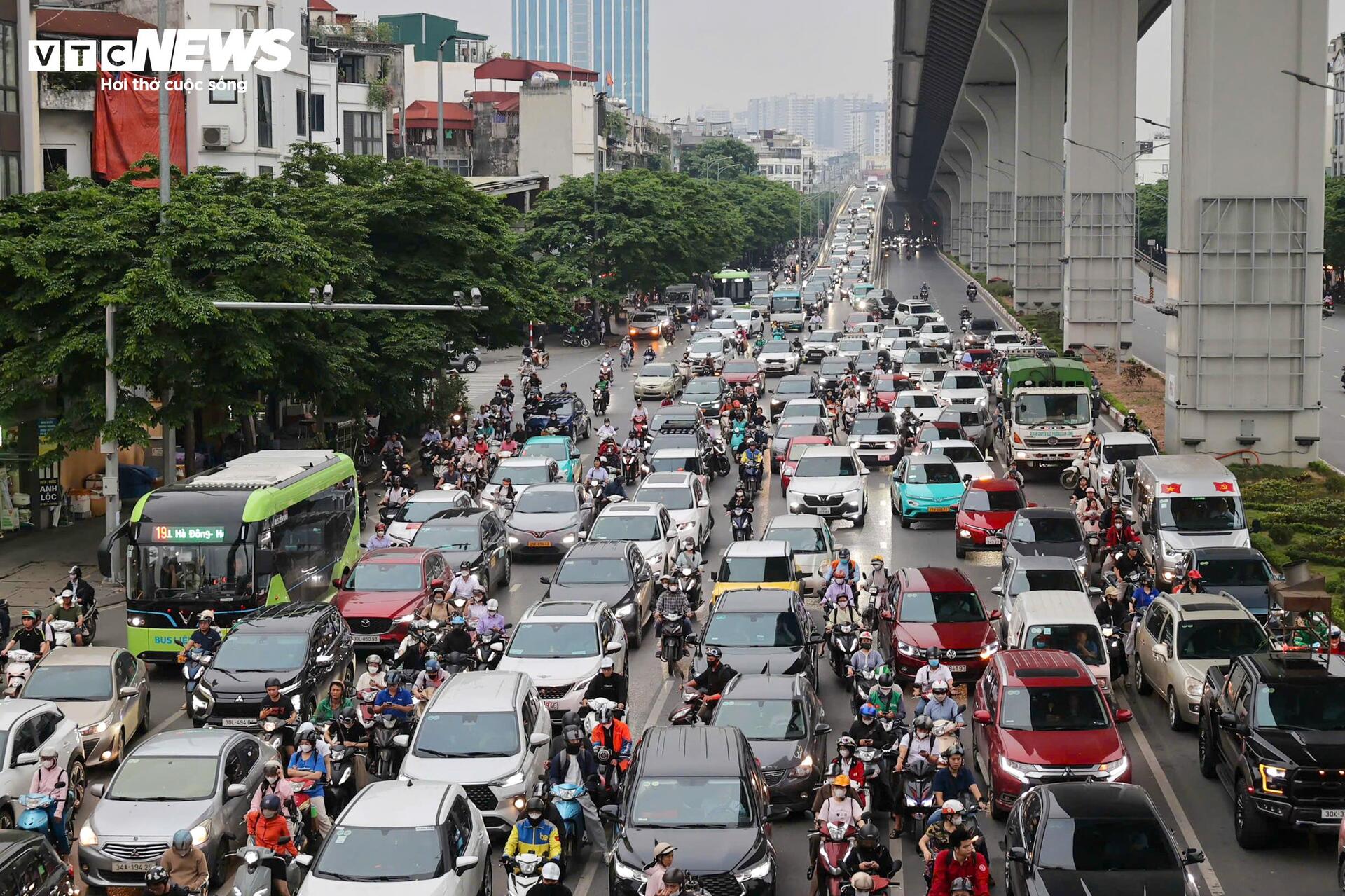 Người d&acirc;n &ugrave;n &ugrave;n rời H&agrave; Nội nghỉ lễ Giỗ Tổ, &ugrave;n tắc giao th&ocirc;ng k&eacute;o d&agrave;i - Ảnh 8.