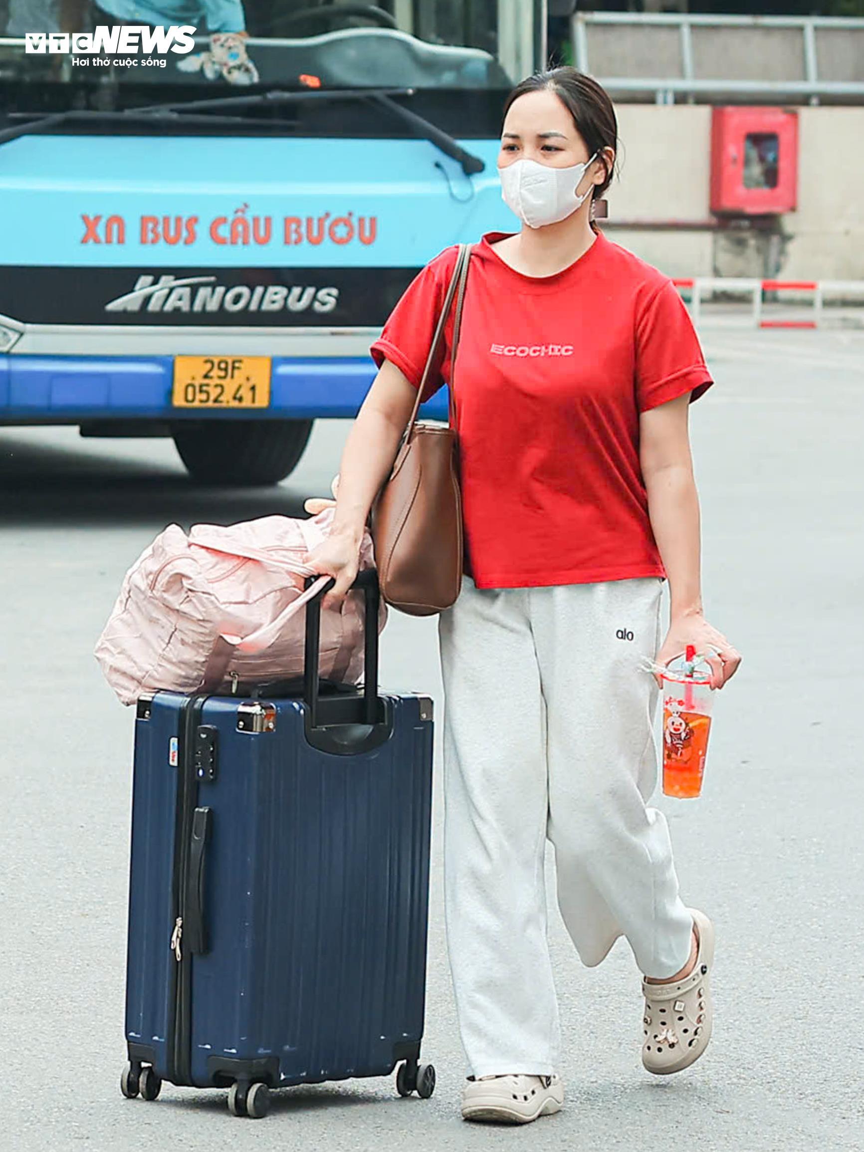 Người d&acirc;n &ugrave;n &ugrave;n rời H&agrave; Nội nghỉ lễ Giỗ Tổ, &ugrave;n tắc giao th&ocirc;ng k&eacute;o d&agrave;i - Ảnh 13.