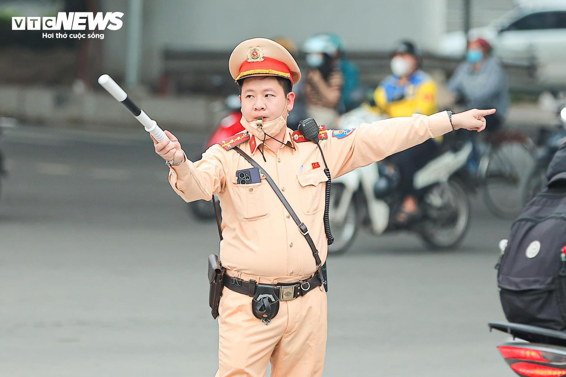 Người d&acirc;n &ugrave;n &ugrave;n rời H&agrave; Nội nghỉ lễ Giỗ Tổ, &ugrave;n tắc giao th&ocirc;ng k&eacute;o d&agrave;i - Ảnh 11.