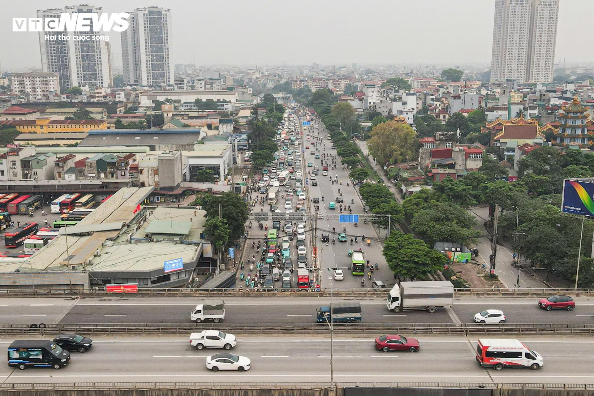 Người d&acirc;n &ugrave;n &ugrave;n rời H&agrave; Nội nghỉ lễ Giỗ Tổ, &ugrave;n tắc giao th&ocirc;ng k&eacute;o d&agrave;i - Ảnh 1.