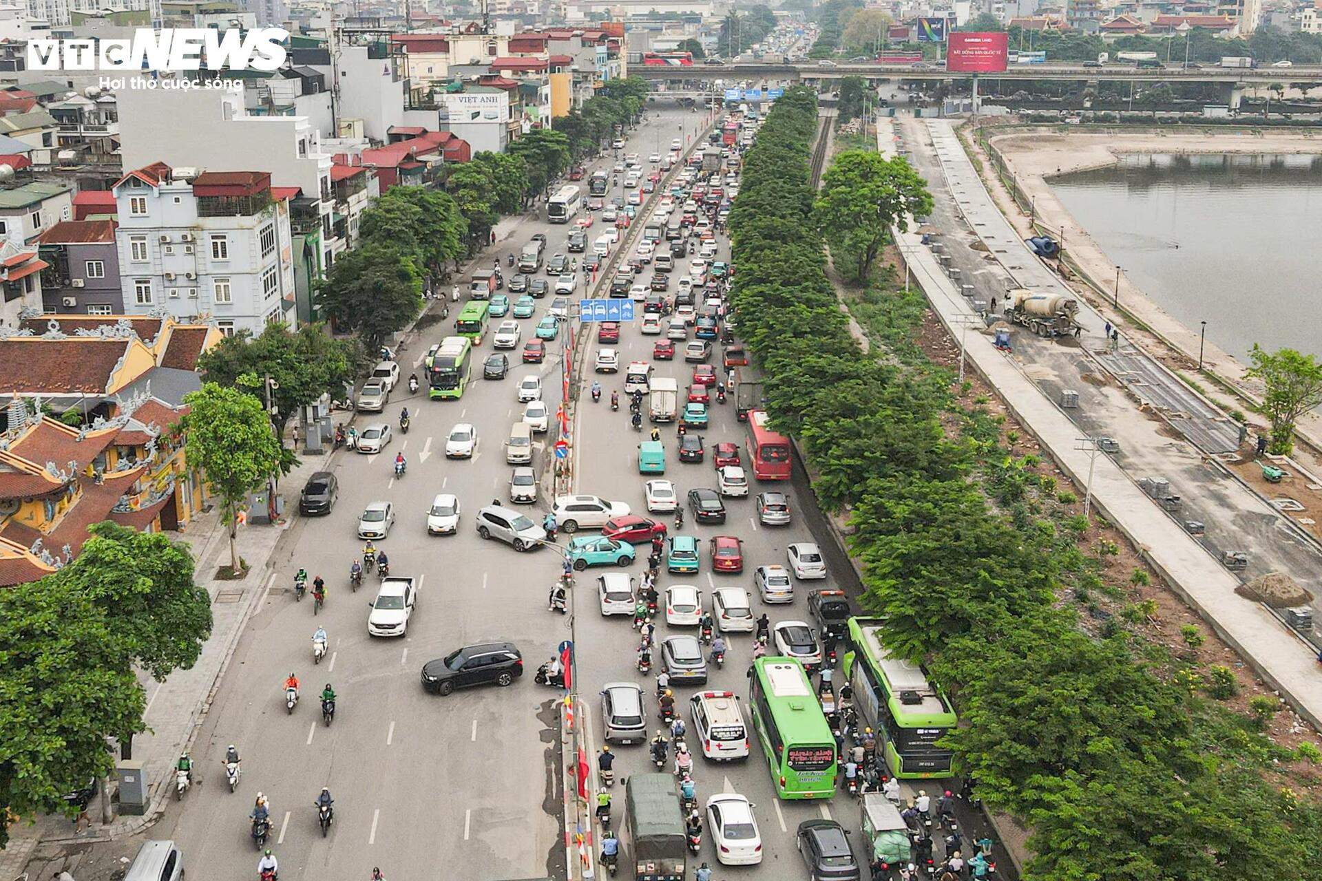 Người d&acirc;n &ugrave;n &ugrave;n rời H&agrave; Nội nghỉ lễ Giỗ Tổ, &ugrave;n tắc giao th&ocirc;ng k&eacute;o d&agrave;i - Ảnh 2.