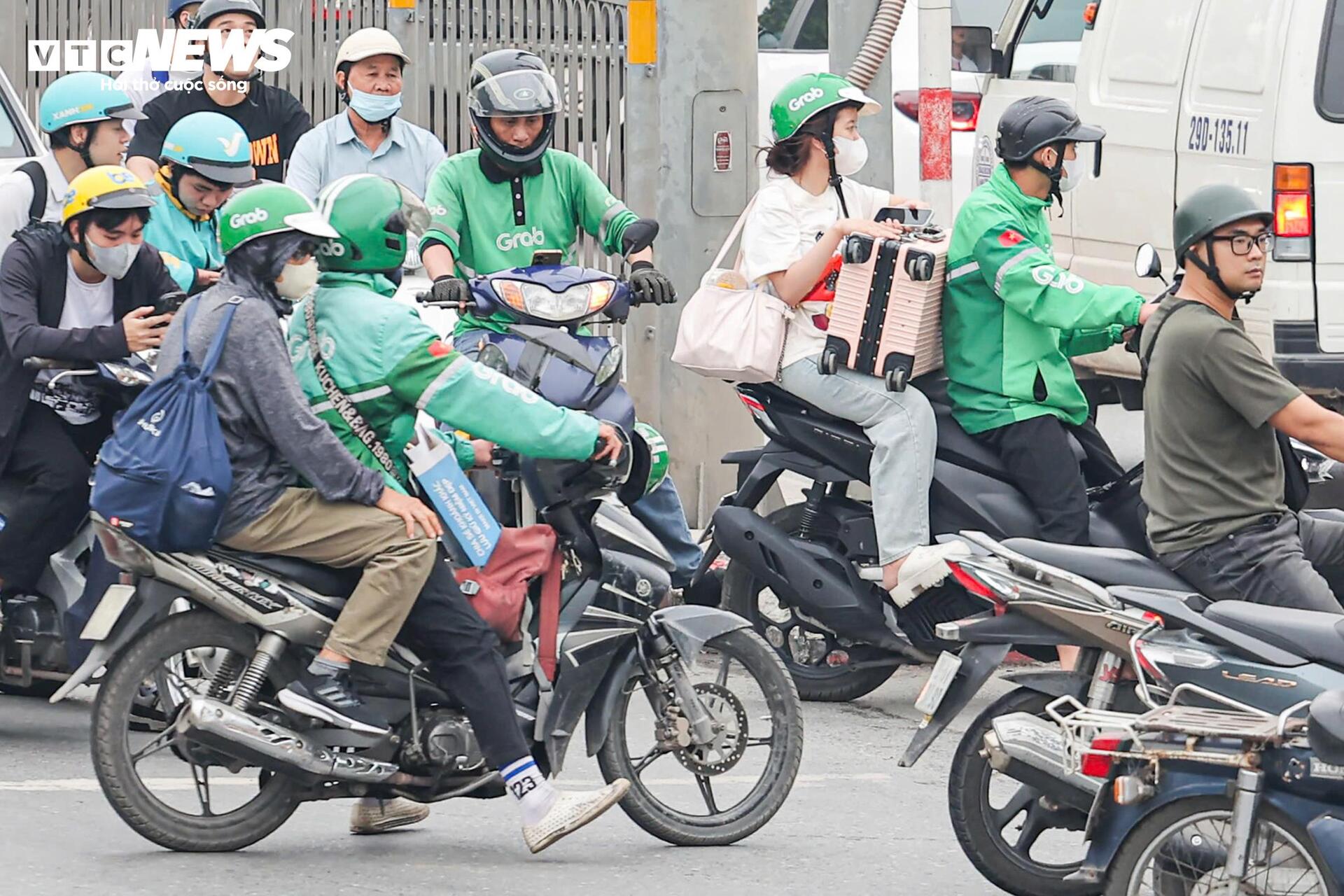 Người d&acirc;n &ugrave;n &ugrave;n rời H&agrave; Nội nghỉ lễ Giỗ Tổ, &ugrave;n tắc giao th&ocirc;ng k&eacute;o d&agrave;i - Ảnh 5.