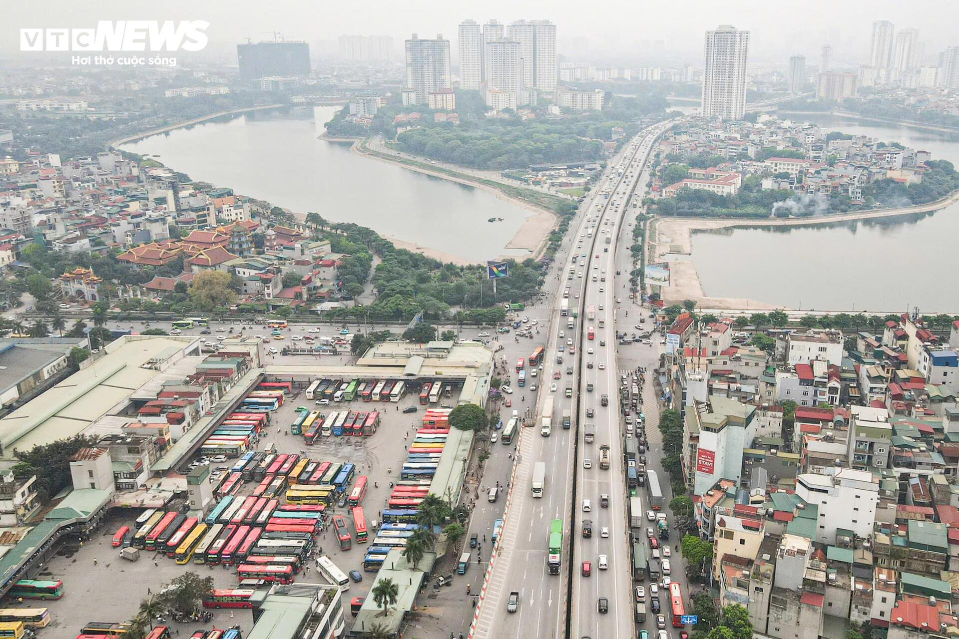 Người d&acirc;n &ugrave;n &ugrave;n rời H&agrave; Nội nghỉ lễ Giỗ Tổ, &ugrave;n tắc giao th&ocirc;ng k&eacute;o d&agrave;i - Ảnh 9.