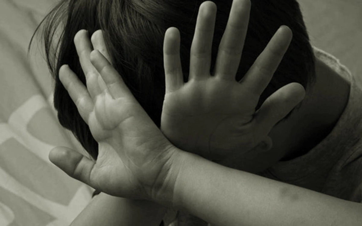 Vụ nghi bố đ&aacute;nh con trai tử vong ở L&agrave;o Cai: Cảnh b&aacute;o ranh giới giữa &ldquo;dạy con&rdquo; v&agrave; bạo lực - Ảnh 1.