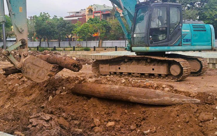 Cận cảnh 3 cọc gỗ cổ ph&aacute;t hiện dưới s&ocirc;ng, nghi c&oacute; từ thời Trần - Ảnh 7.