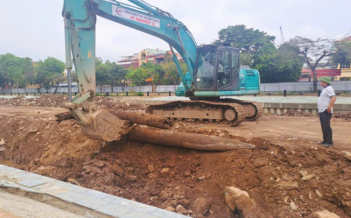 Cận cảnh 3 cọc gỗ cổ ph&aacute;t hiện dưới s&ocirc;ng, nghi c&oacute; từ thời Trần - Ảnh 2.