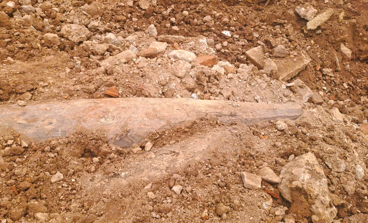 Cận cảnh 3 cọc gỗ cổ ph&aacute;t hiện dưới s&ocirc;ng, nghi c&oacute; từ thời Trần - Ảnh 3.