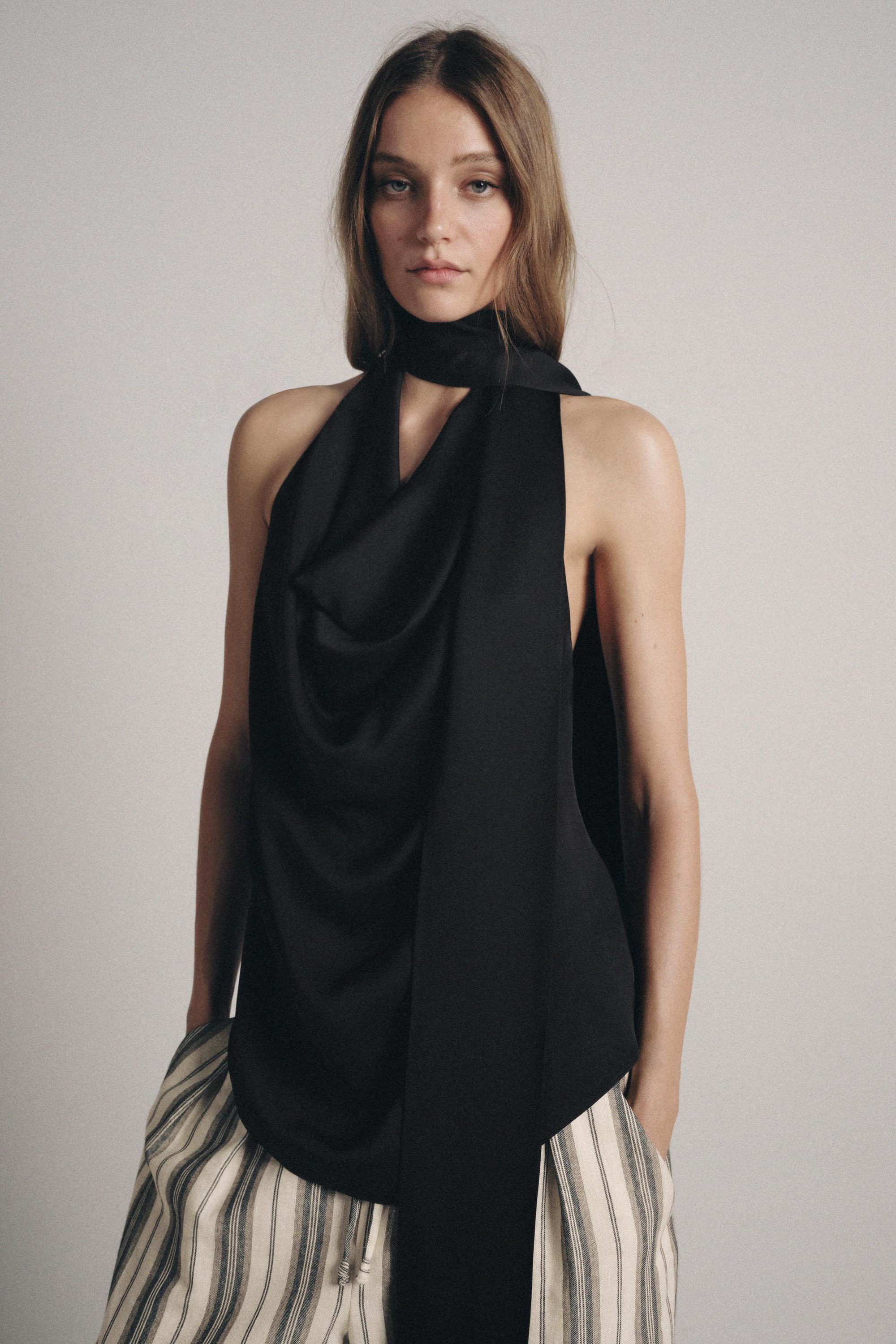 4 kiểu &aacute;o lộ vai đang 'khuynh đảo' h&egrave; 2026: Phụ nữ 30+ diện l&ecirc;n trẻ ra cả chục tuổi, khoe kh&eacute;o xương quai xanh đẹp kh&oacute; cưỡng- Ảnh 26.