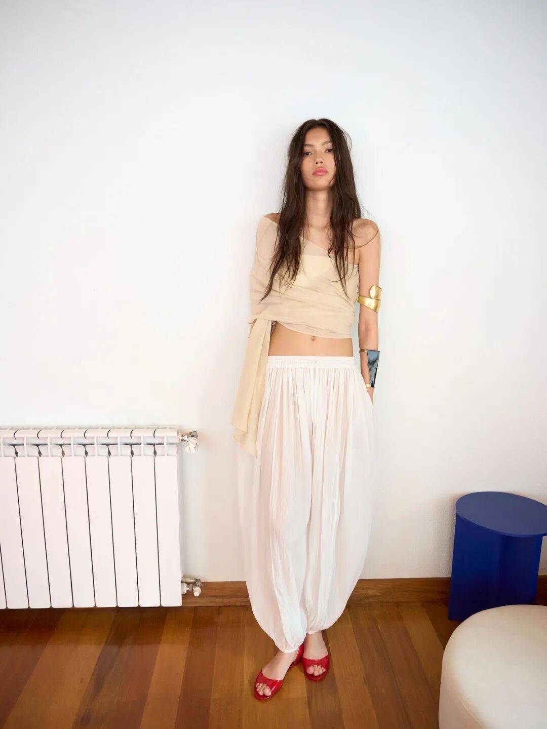 4 kiểu &aacute;o lộ vai đang 'khuynh đảo' h&egrave; 2026: Phụ nữ 30+ diện l&ecirc;n trẻ ra cả chục tuổi, khoe kh&eacute;o xương quai xanh đẹp kh&oacute; cưỡng- Ảnh 24.