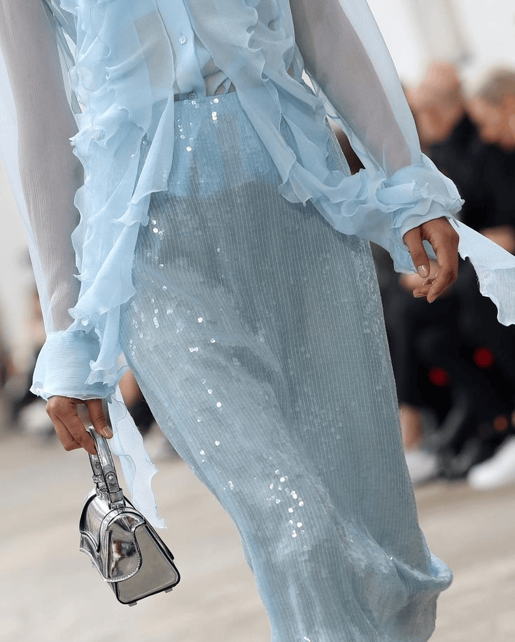 H&egrave; 2026: Phụ nữ s&agrave;nh điệu m&ecirc; m&agrave;u xanh băng trẻ trung v&agrave; thanh lịch - Ảnh 6.