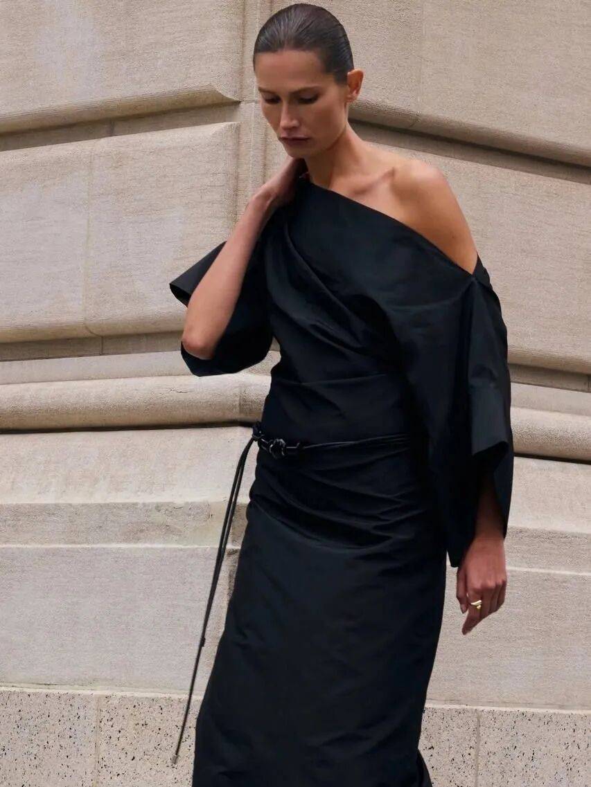 4 kiểu &aacute;o lộ vai đang 'khuynh đảo' h&egrave; 2026: Phụ nữ 30+ diện l&ecirc;n trẻ ra cả chục tuổi, khoe kh&eacute;o xương quai xanh đẹp kh&oacute; cưỡng- Ảnh 11.