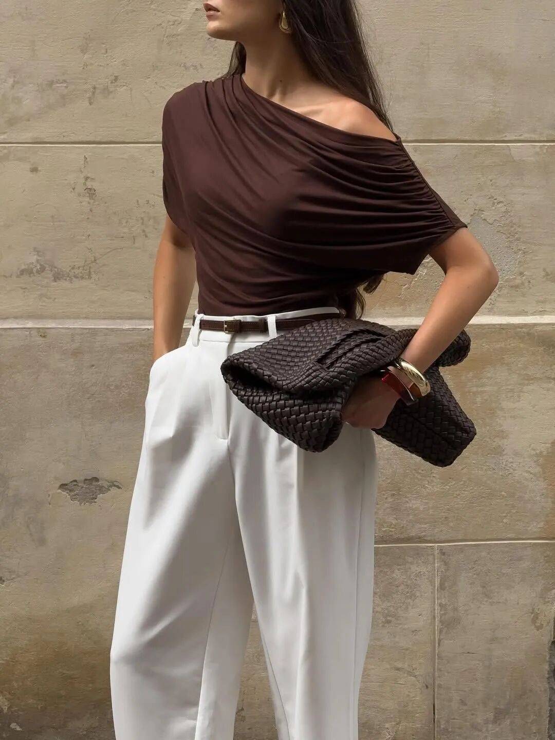 4 kiểu &aacute;o lộ vai đang 'khuynh đảo' h&egrave; 2026: Phụ nữ 30+ diện l&ecirc;n trẻ ra cả chục tuổi, khoe kh&eacute;o xương quai xanh đẹp kh&oacute; cưỡng- Ảnh 14.