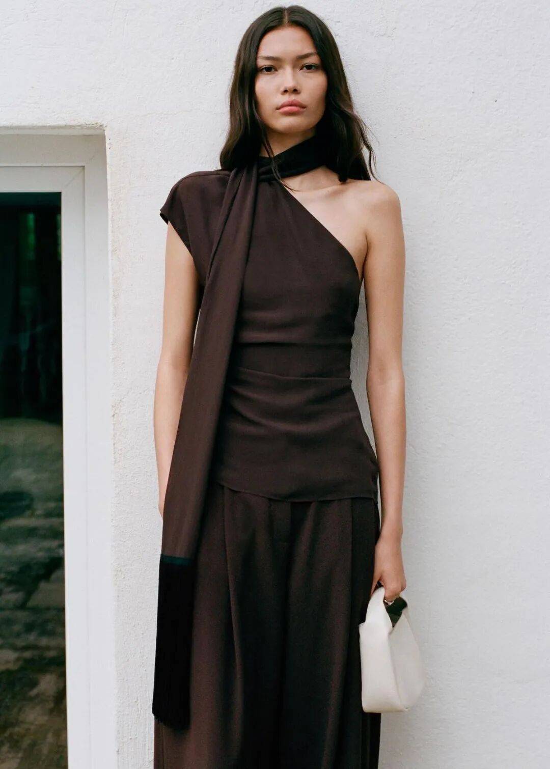 4 kiểu &aacute;o lộ vai đang 'khuynh đảo' h&egrave; 2026: Phụ nữ 30+ diện l&ecirc;n trẻ ra cả chục tuổi, khoe kh&eacute;o xương quai xanh đẹp kh&oacute; cưỡng- Ảnh 21.