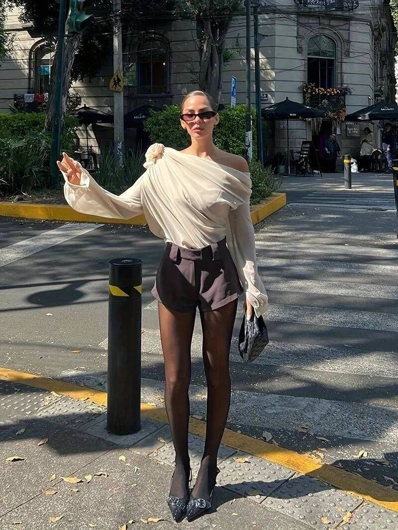 4 kiểu &aacute;o lộ vai đang 'khuynh đảo' h&egrave; 2026: Phụ nữ 30+ diện l&ecirc;n trẻ ra cả chục tuổi, khoe kh&eacute;o xương quai xanh đẹp kh&oacute; cưỡng- Ảnh 7.