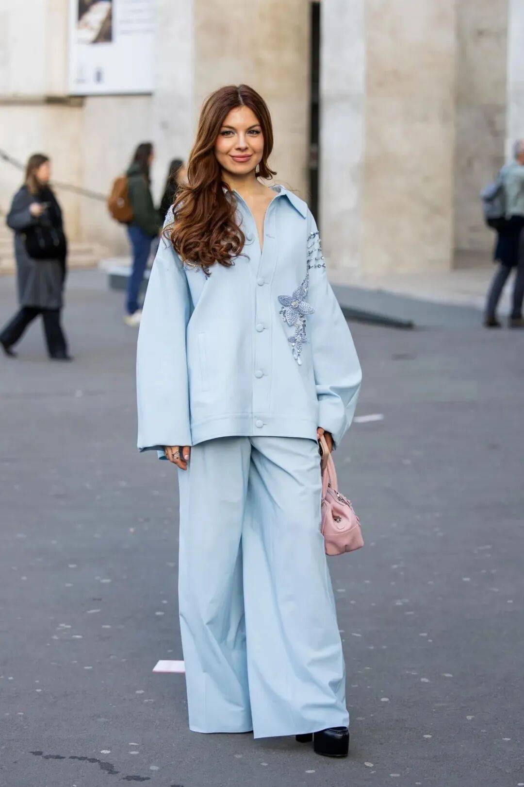 H&egrave; 2026: Phụ nữ s&agrave;nh điệu m&ecirc; m&agrave;u xanh băng trẻ trung v&agrave; thanh lịch - Ảnh 8.