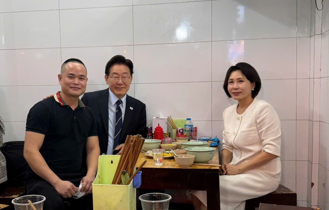 Tổng thống H&agrave;n Quốc mua sắm tại cửa h&agrave;ng lưu niệm H&agrave; Nội: Khoảnh khắc th&uacute; vị - Ảnh 2.