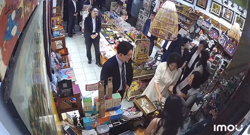 Tổng thống H&agrave;n Quốc mua sắm tại cửa h&agrave;ng lưu niệm H&agrave; Nội: Khoảnh khắc th&uacute; vị - Ảnh 1.