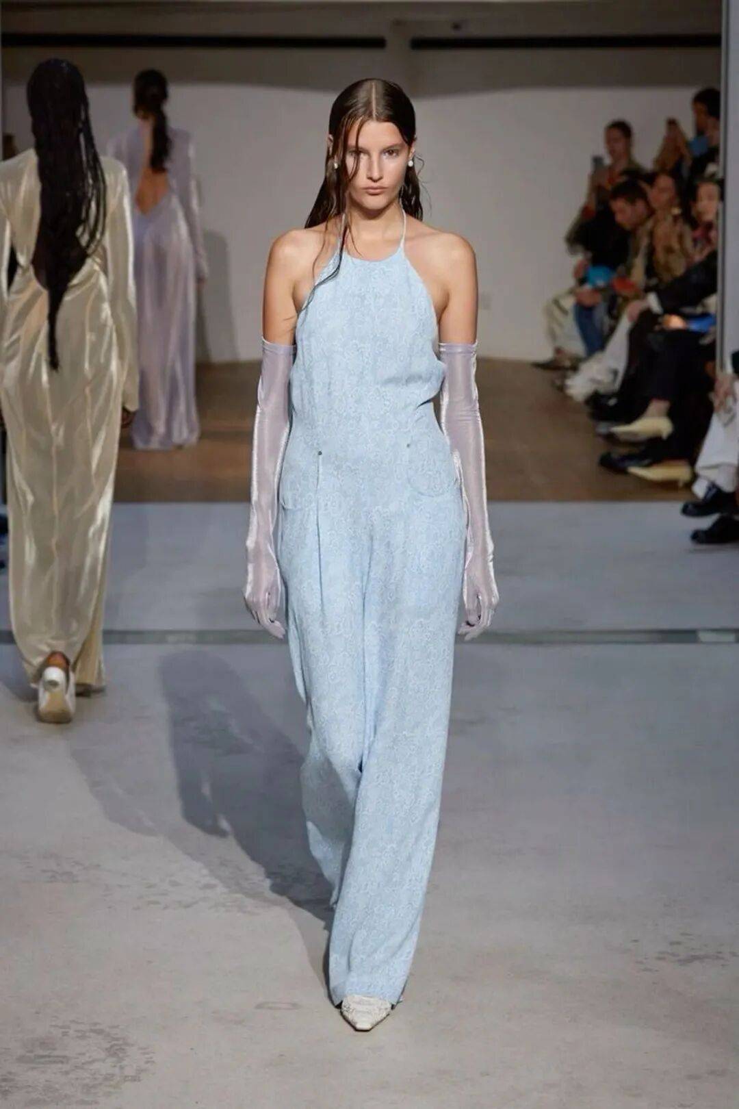 H&egrave; 2026: Phụ nữ s&agrave;nh điệu m&ecirc; m&agrave;u xanh băng trẻ trung v&agrave; thanh lịch - Ảnh 2.