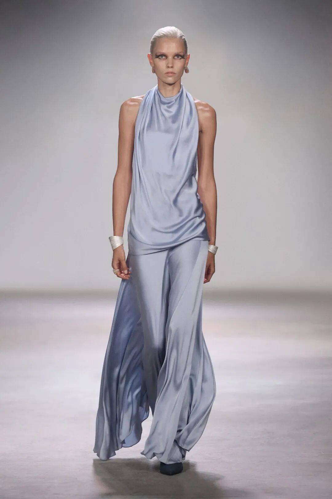 H&egrave; 2026: Phụ nữ s&agrave;nh điệu m&ecirc; m&agrave;u xanh băng trẻ trung v&agrave; thanh lịch - Ảnh 3.