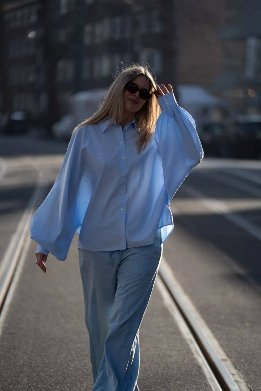 H&egrave; 2026: Phụ nữ s&agrave;nh điệu m&ecirc; m&agrave;u xanh băng trẻ trung v&agrave; thanh lịch - Ảnh 13.