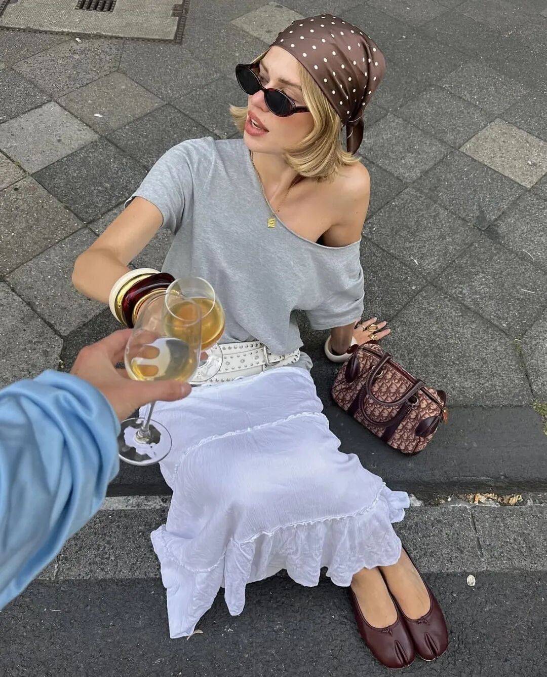 4 kiểu &aacute;o lộ vai đang 'khuynh đảo' h&egrave; 2026: Phụ nữ 30+ diện l&ecirc;n trẻ ra cả chục tuổi, khoe kh&eacute;o xương quai xanh đẹp kh&oacute; cưỡng- Ảnh 18.