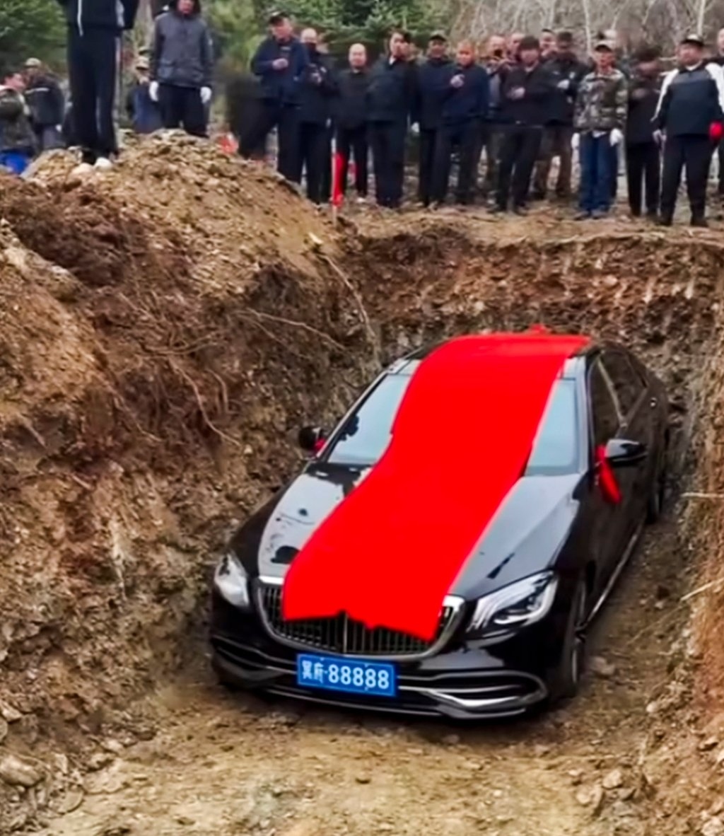 Ch&ocirc;n xe sang Theo người đ&atilde; khuất g&acirc;y phẫn nộ , gia đ&igrave;nh Trung Quốc bị xử l&yacute; - Ảnh 1.