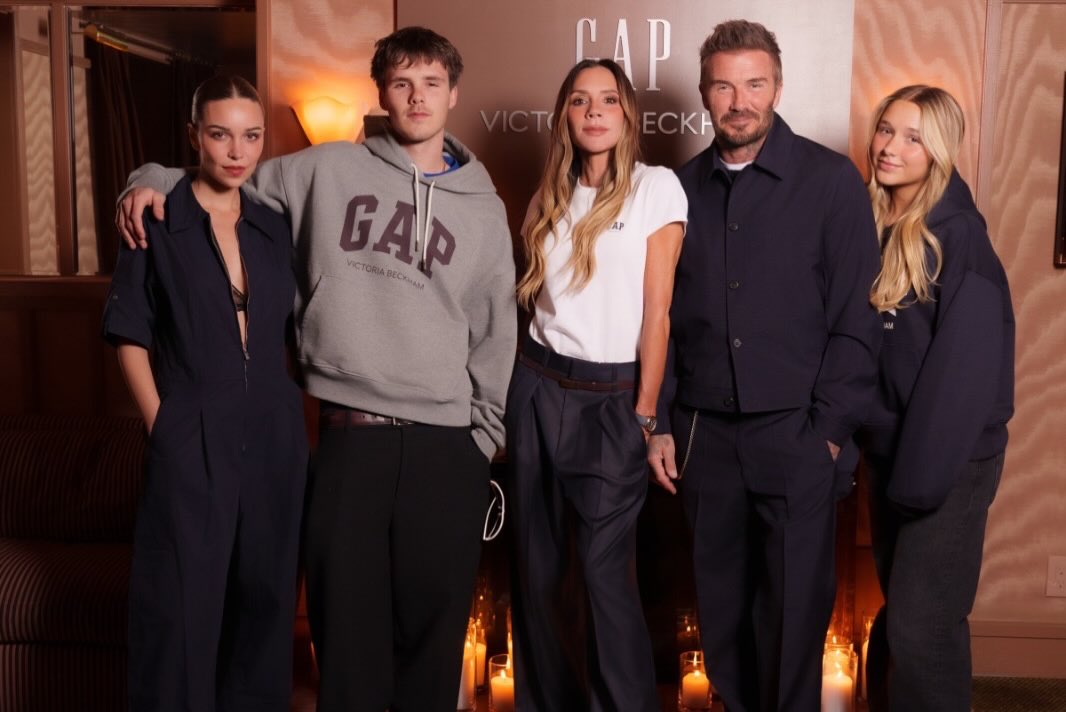 Harper Beckham lột x&aacute;c th&agrave;nh thiếu nữ xinh đẹp b&ecirc;n David Beckham tại sự kiện thời trang 2026 - Ảnh 1.