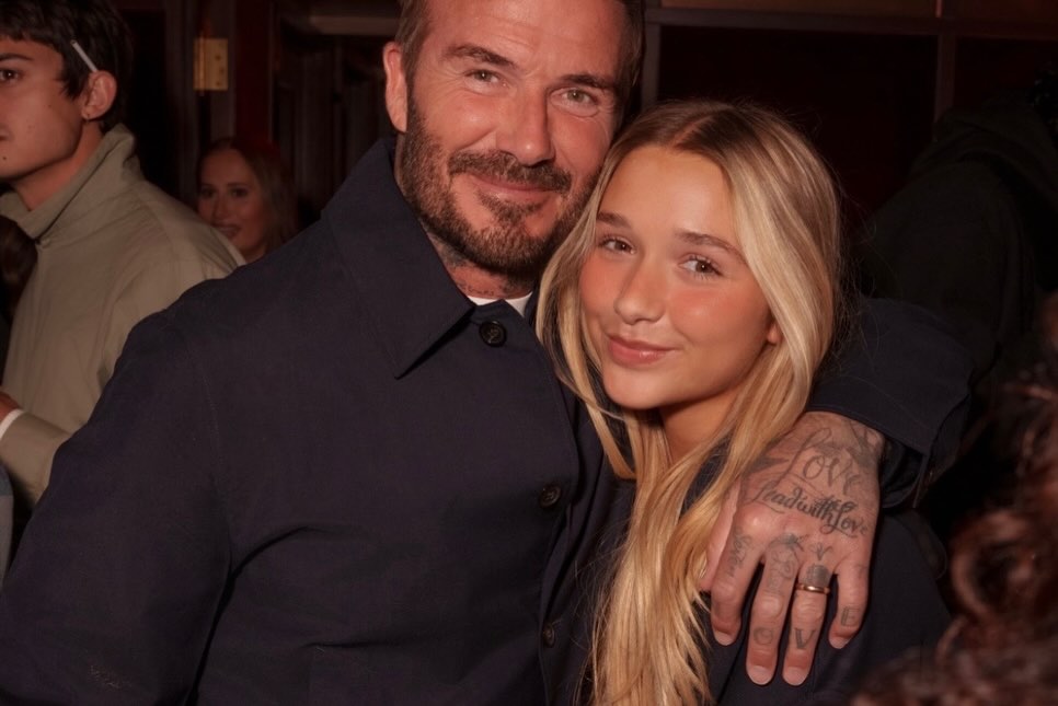 Harper Beckham lột x&aacute;c th&agrave;nh thiếu nữ xinh đẹp b&ecirc;n David Beckham tại sự kiện thời trang 2026 - Ảnh 2.
