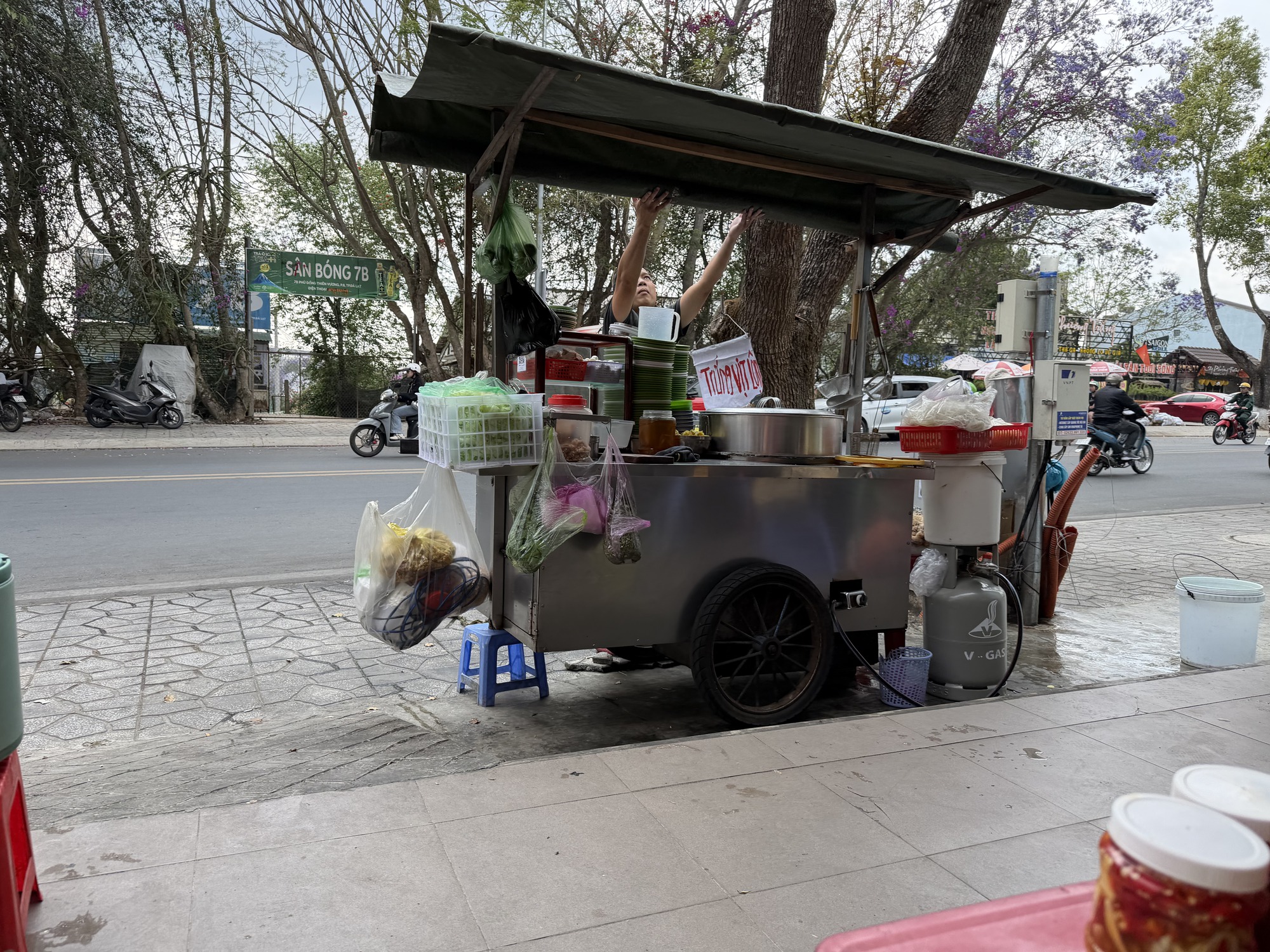 Tiếng g&otilde; trong đ&ecirc;m, b&aacute;t hủ tiếu trong k&yacute; ức- Ảnh 3.