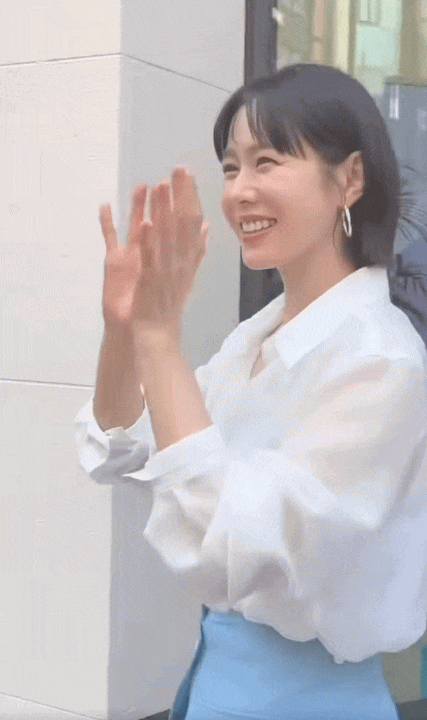 Kh&ocirc;ng hở vẫn gợi cảm: Son Ye Jin ghi điểm với sơ mi xuy&ecirc;n thấu v&agrave; c&aacute;ch phối m&agrave;u cao tay- Ảnh 1.