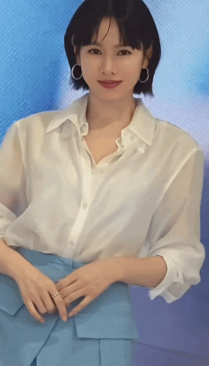 Kh&ocirc;ng hở vẫn gợi cảm: Son Ye Jin ghi điểm với sơ mi xuy&ecirc;n thấu v&agrave; c&aacute;ch phối m&agrave;u cao tay- Ảnh 2.