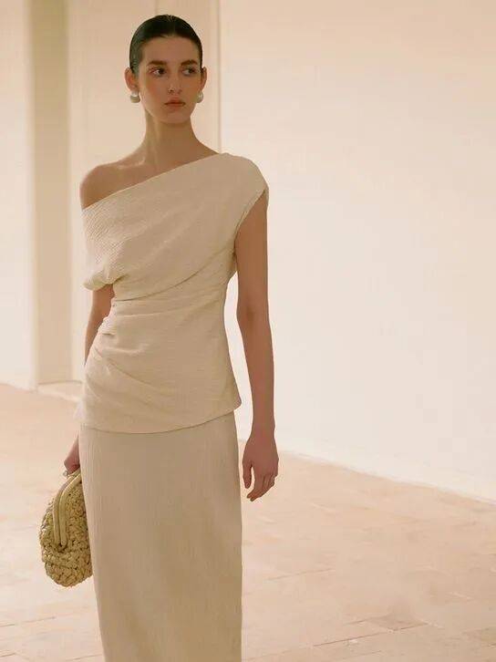 4 kiểu &aacute;o lộ vai đang 'khuynh đảo' h&egrave; 2026: Phụ nữ 30+ diện l&ecirc;n trẻ ra cả chục tuổi, khoe kh&eacute;o xương quai xanh đẹp kh&oacute; cưỡng- Ảnh 25.