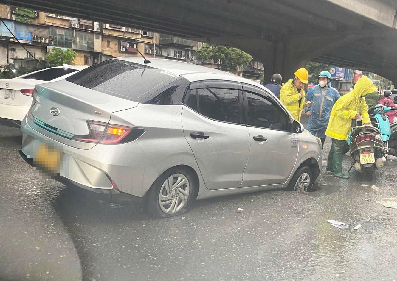 Ai phải chịu tr&aacute;ch nhiệm khi xảy ra sụt hố tr&ecirc;n đường ở H&agrave; Nội năm 2026 - Ảnh 1.