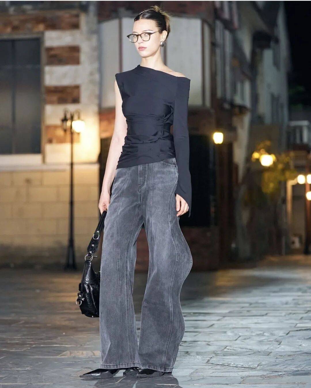 4 kiểu &aacute;o lộ vai đang 'khuynh đảo' h&egrave; 2026: Phụ nữ 30+ diện l&ecirc;n trẻ ra cả chục tuổi, khoe kh&eacute;o xương quai xanh đẹp kh&oacute; cưỡng- Ảnh 20.