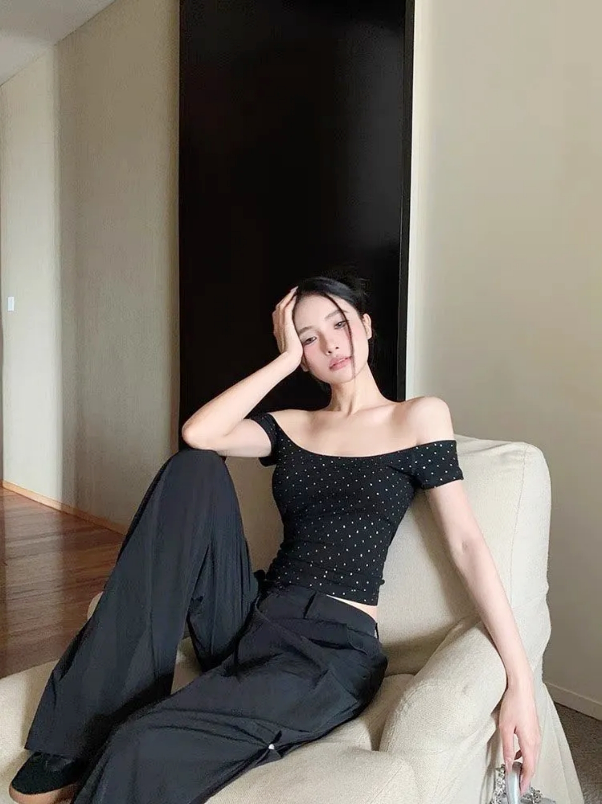 4 kiểu &aacute;o lộ vai đang 'khuynh đảo' h&egrave; 2026: Phụ nữ 30+ diện l&ecirc;n trẻ ra cả chục tuổi, khoe kh&eacute;o xương quai xanh đẹp kh&oacute; cưỡng- Ảnh 19.