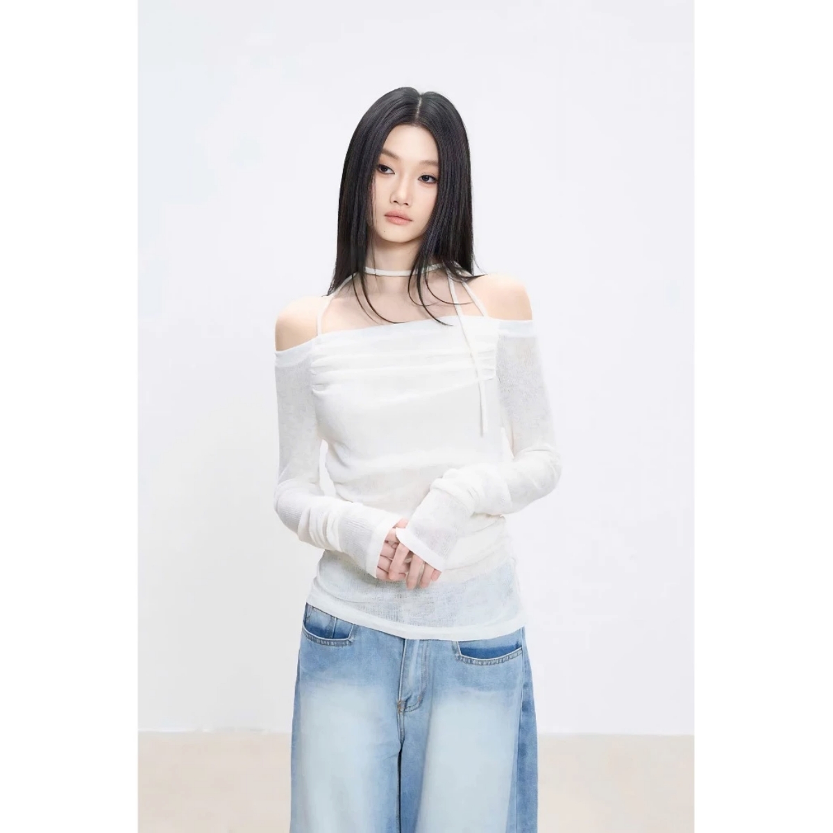 4 kiểu &aacute;o lộ vai đang 'khuynh đảo' h&egrave; 2026: Phụ nữ 30+ diện l&ecirc;n trẻ ra cả chục tuổi, khoe kh&eacute;o xương quai xanh đẹp kh&oacute; cưỡng- Ảnh 33.