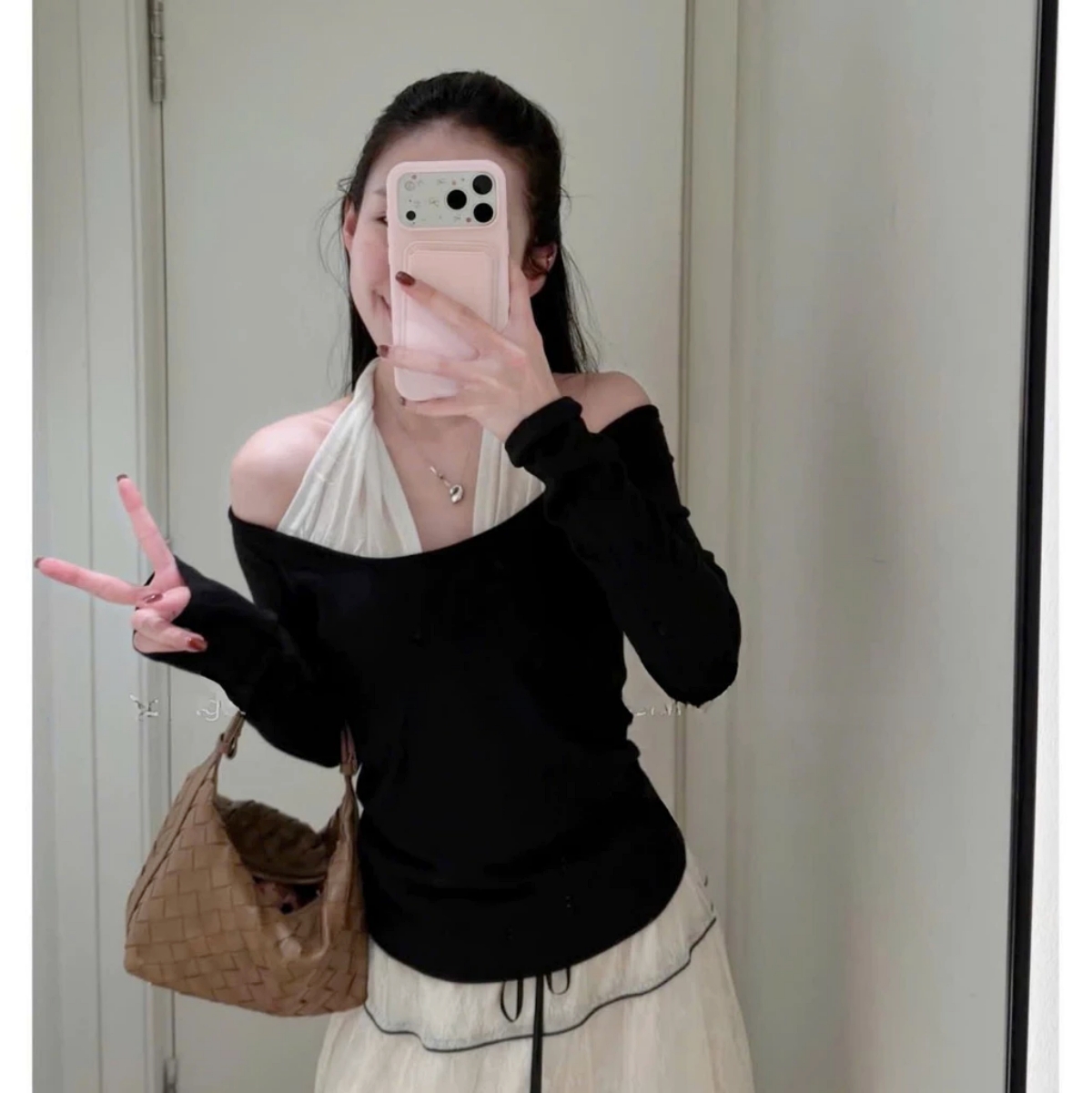 4 kiểu &aacute;o lộ vai đang 'khuynh đảo' h&egrave; 2026: Phụ nữ 30+ diện l&ecirc;n trẻ ra cả chục tuổi, khoe kh&eacute;o xương quai xanh đẹp kh&oacute; cưỡng- Ảnh 12.