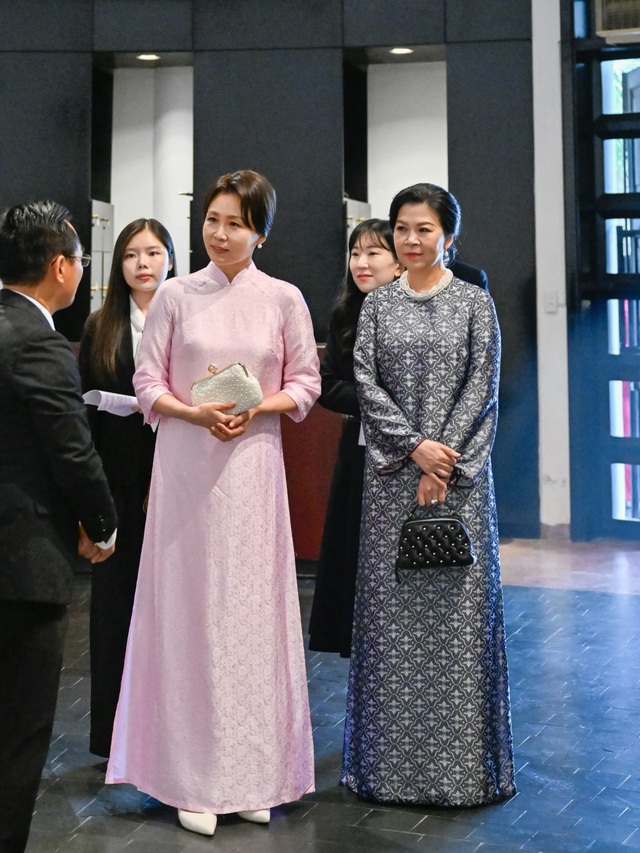 C&acirc;u chuyện đẹp về chiếc &aacute;o d&agrave;i mang hoạ tiết từng thất truyền của Phu nh&acirc;n Tổng B&iacute; thư, Chủ tịch nước T&ocirc; L&acirc;m- Ảnh 1.