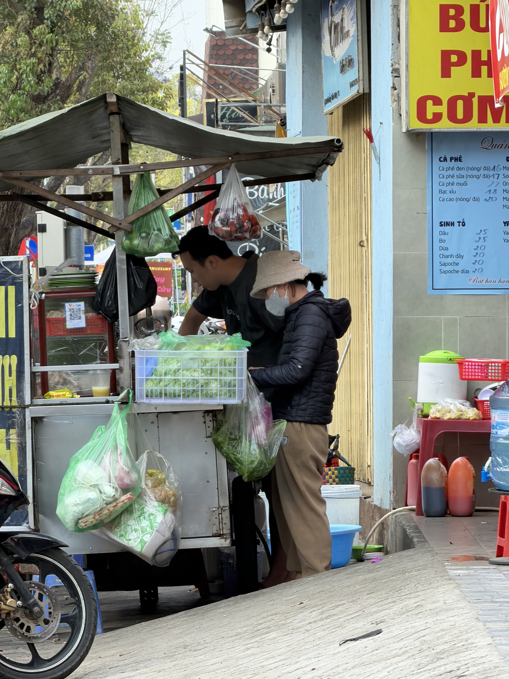 Tiếng g&otilde; trong đ&ecirc;m, b&aacute;t hủ tiếu trong k&yacute; ức- Ảnh 4.