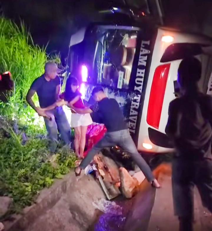 Xe kh&aacute;ch lật nghi&ecirc;ng tại L&agrave;o Cai: Hơn 40 người gặp nạn , 2 người bị thương - Ảnh 2.