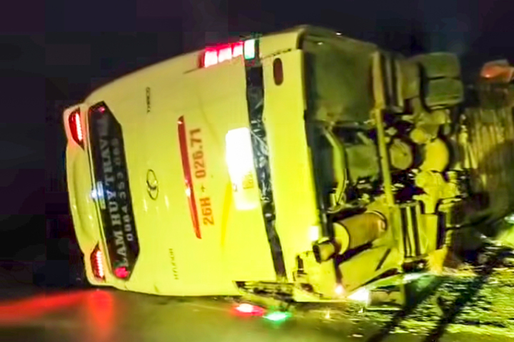 Xe kh&aacute;ch lật nghi&ecirc;ng tại L&agrave;o Cai: Hơn 40 người gặp nạn , 2 người bị thương - Ảnh 1.